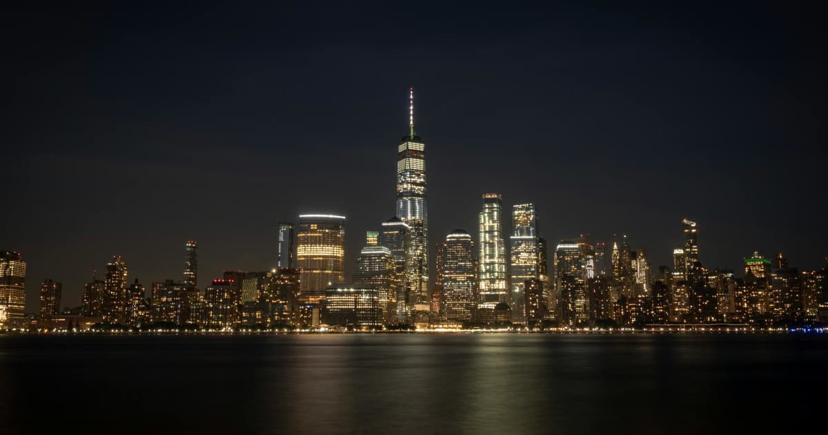 Cain Law dona abrigos de invierno a escuelas de Oklahoma City como parte de su compromiso comunitario