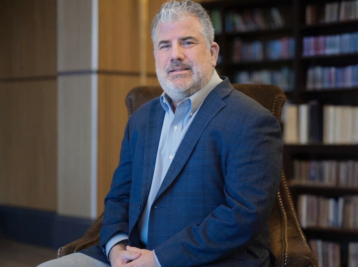 Corredor de Bienes Raíces Publica Colección de Historias Reales de su Carrera