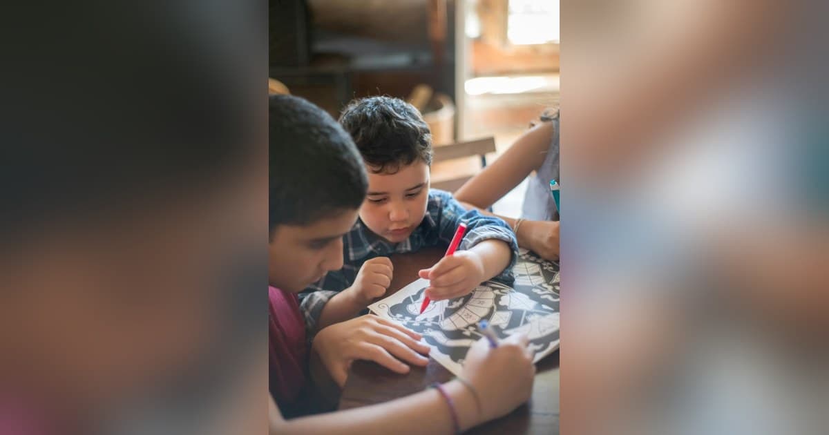 El miedo de los padres hispanos a la aplicación de las leyes de inmigración provoca que eviten la escuela, según una encuesta
