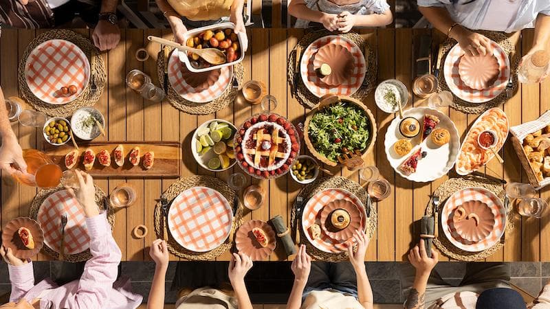 La Colección Outdoor de Transformer Table Ofrece Muebles Modulares para Entretenimiento de Verano Flexible