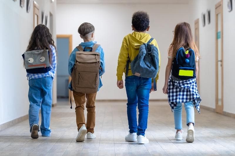 Experto ofrece consejos para ayudar a los niños a lidiar con la ansiedad del regreso a clases