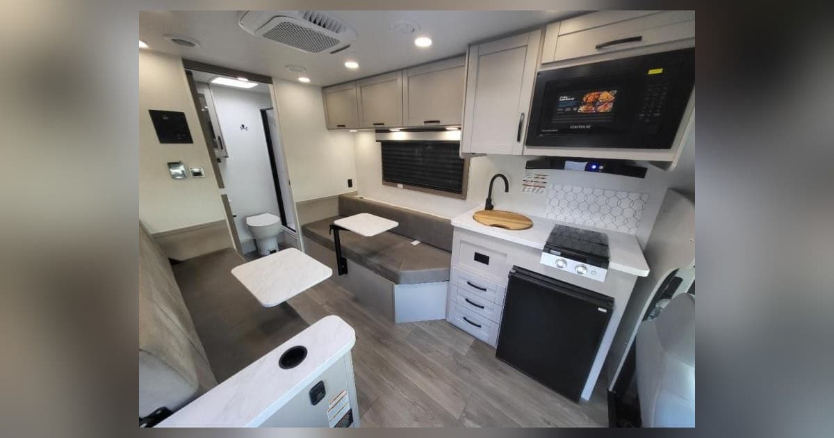 Hilltop Camper & RV destaca autocaravanas Clase C e inventario de usados para acampar en otoño en Minnesota