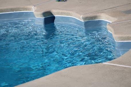 Las piscinas de fibra de vidrio ganan popularidad en Oklahoma por su adaptabilidad climática y bajo mantenimiento