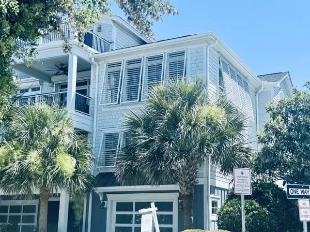 Propietarios de Viviendas Costeras Recurren a Persianas Antihuracanes Especializadas para Protección Contra Tormentas y Eficiencia Energética