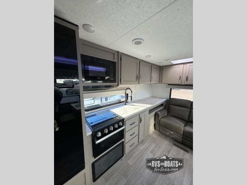 RVs And Boats For Less Celebra 40 Años Sirviendo a Compradores de RV y Barcos en Idaho con Inventario Actualizado en Chubbuck