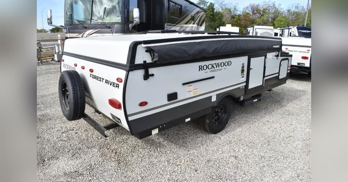 Topper's RV destaca su inventario ampliado de caravanas plegables y quinta rueda en Texas