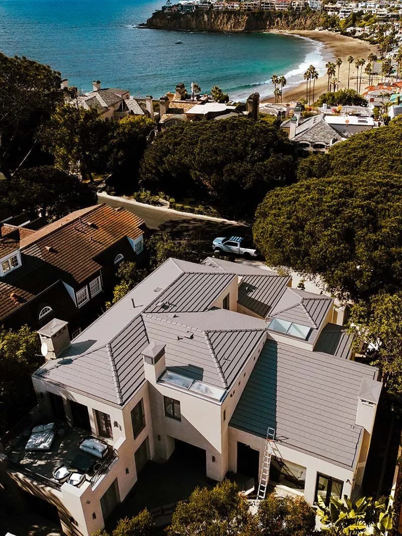 La experiencia de Roof Titan en techos comerciales aborda la prevención crítica de filtraciones en el sur de California