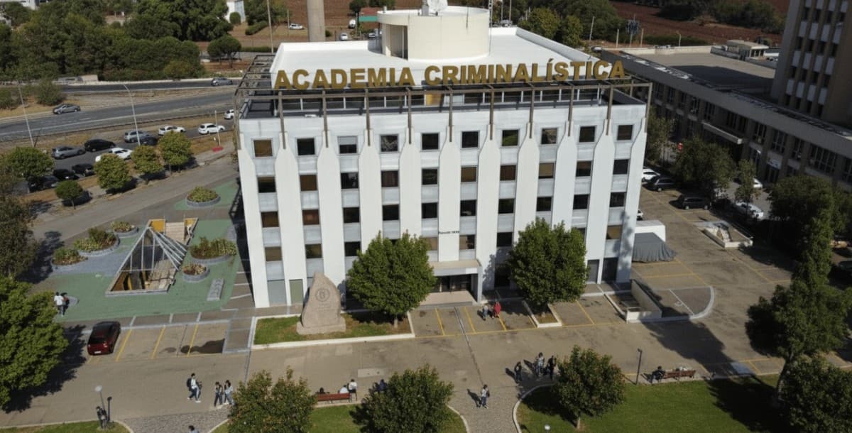 Academia Forense Expande su Plan de Estudios a Más de 15 Disciplinas Tras 12 Años en Línea