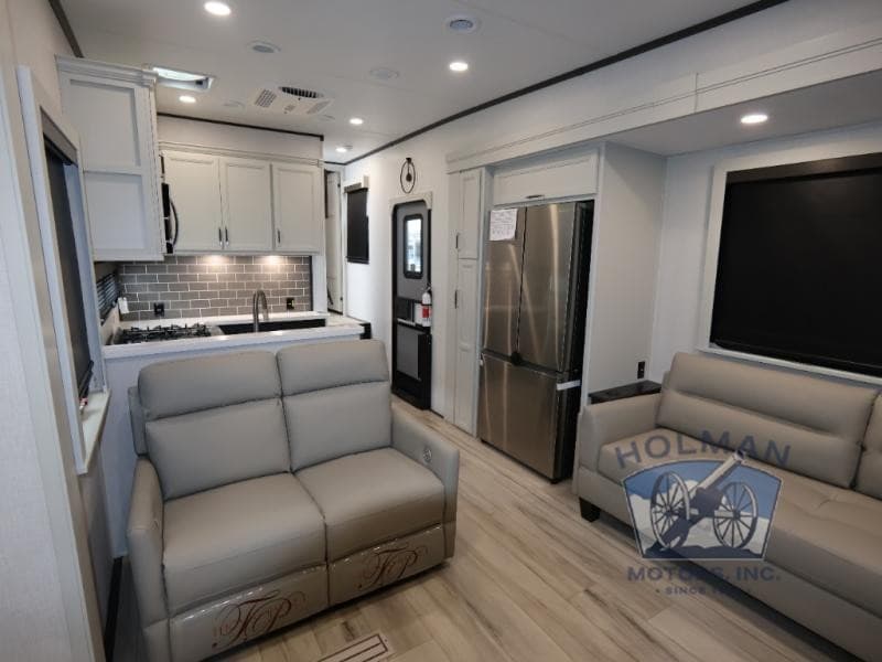 Holman RV Exhibe su Ampliado Inventario de Keystone Alpine y Cougar para los Campistas del Área de Cincinnati