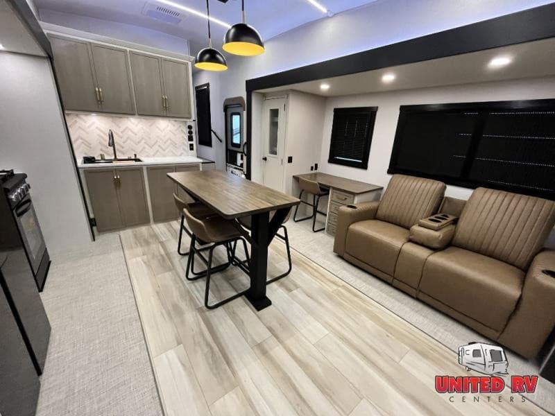 United RV en Chatsworth, Georgia, presenta autocaravanas Clase A Entegra Vision XL y RV usados