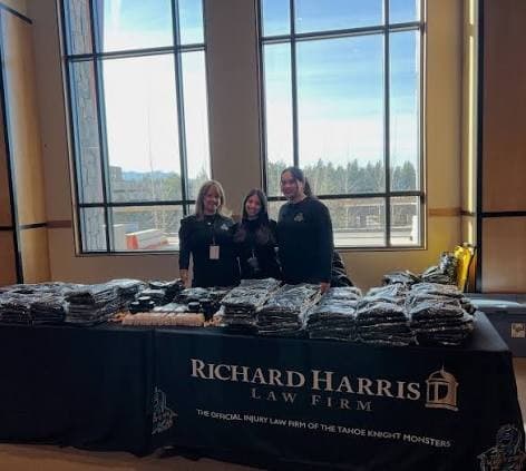 El bufete Richard Harris Law Firm se asocia con la LVMPD para donar 10,000 mochilas en el evento inaugural Pack the Mack