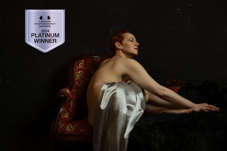 Veterana de la Industria del Entretenimiento Construye Estudio Fotográfico Bicostero Enfocado en Retratos Auténticos