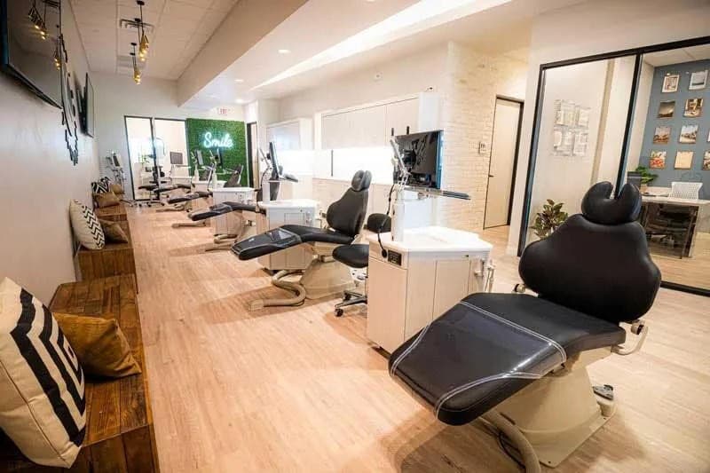 Knecht Orthodontics Amplía el Acceso a Brackets y Invisalign para Familias de Dayton, TX