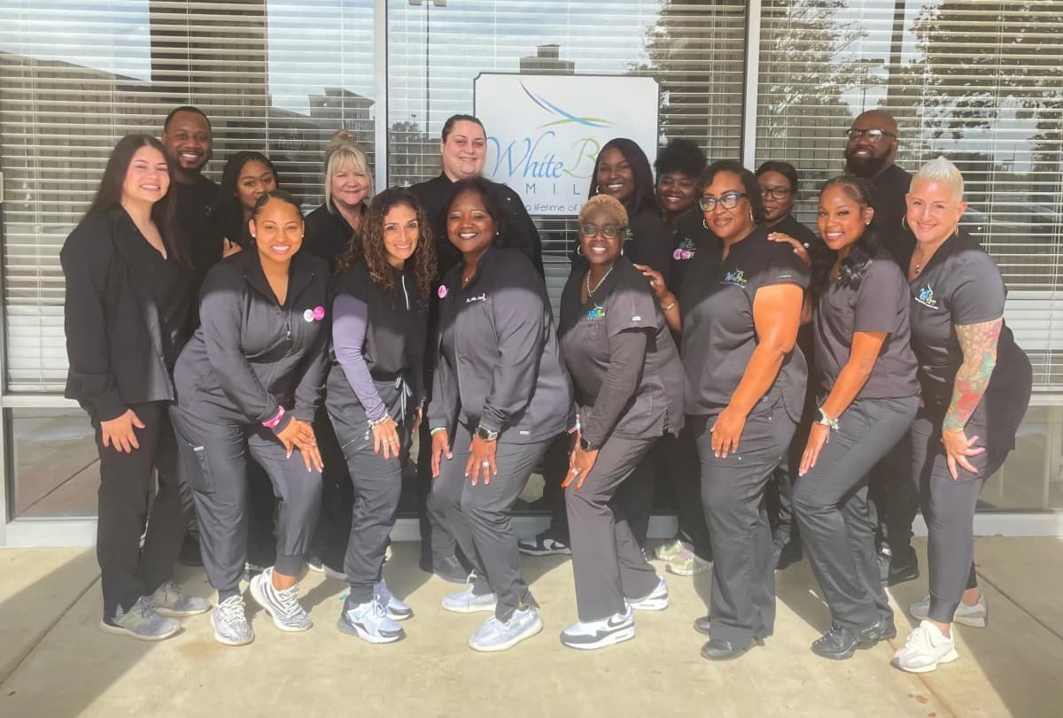 White Brown Smiles celebra 18.000 pacientes tratados en Charleston, SC, con un menú de tratamientos ampliado