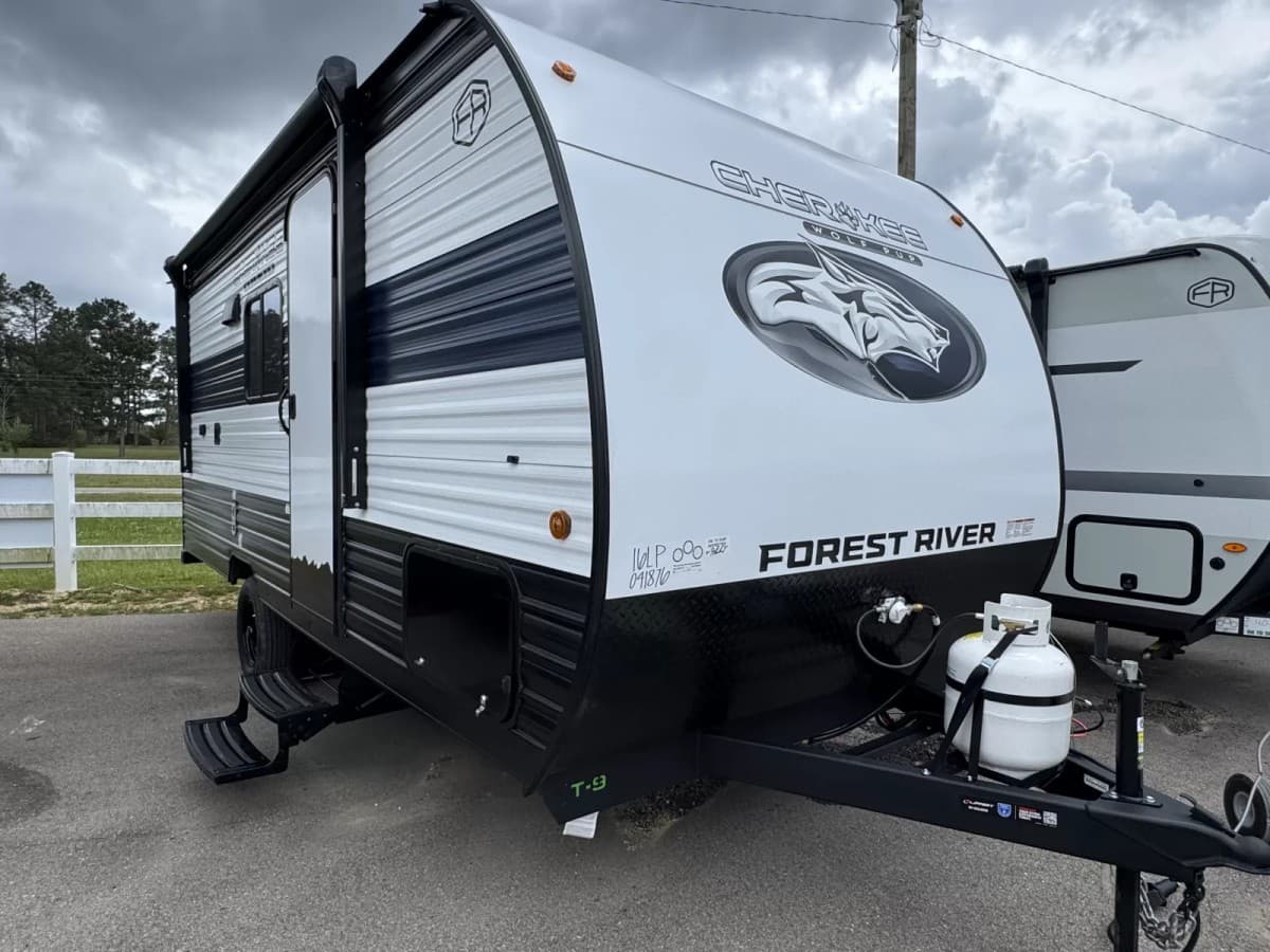 La tienda de campers de papá amplía su inventario de RV usados en Gulfport