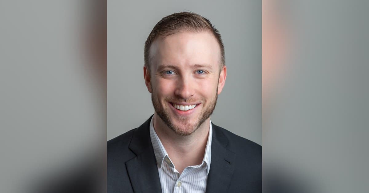 El quiropráctico de Lakeville, Dr. Cody Rodewald, recibe el premio 10-Under-10 del Palmer College