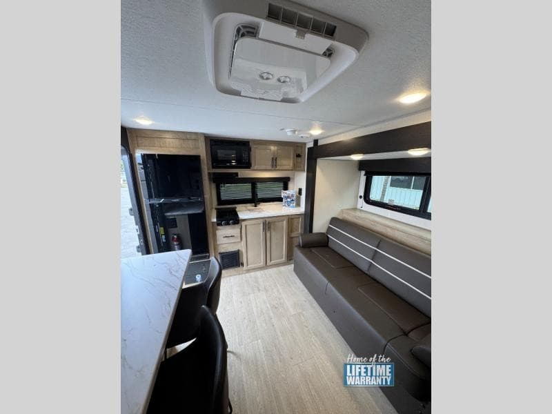 Royal Coach RV amplía su inventario en Bakersfield con nuevos fifth wheels Raptor y travel trailers