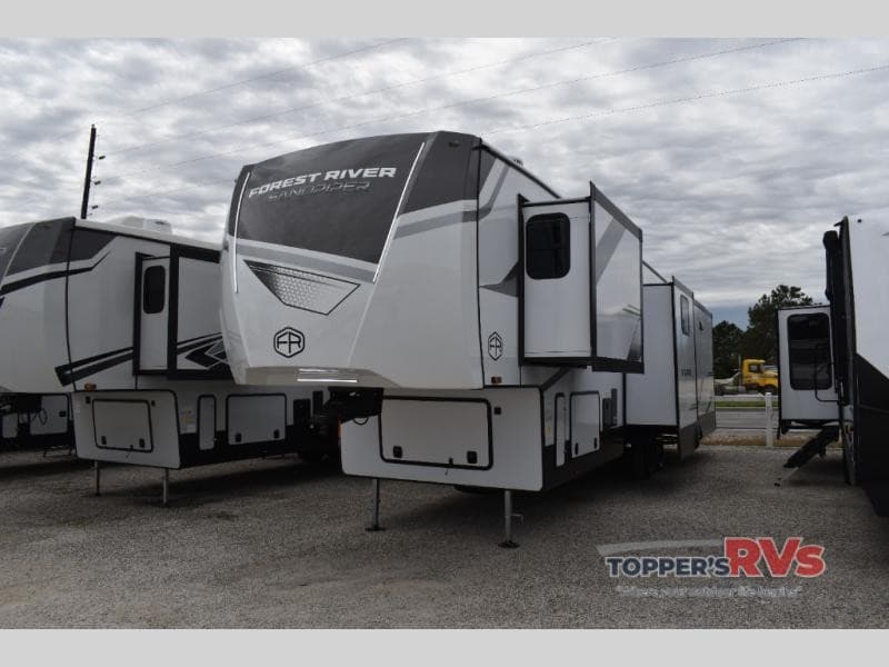Topper's RV actualiza el inventario de quinta rueda Forest River Sandpiper y destaca piezas y servicio para el área de Houston