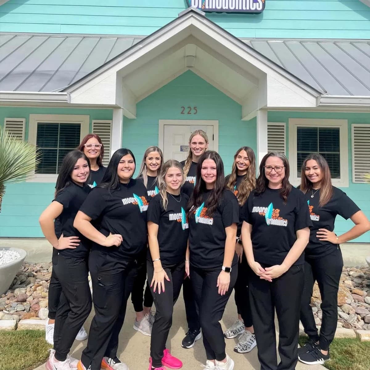 Moore Orthodontics compara brackets e Invisalign para pacientes de Waxahachie