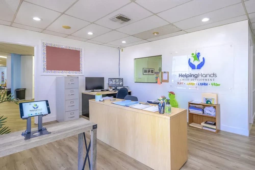 Helping Hands Child Development Center Establece un Entorno de Aprendizaje Basado en el Juego en Riverside