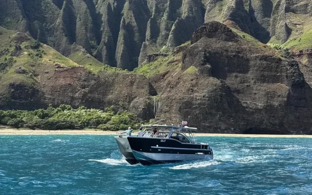 Tours de snorkel y cuevas marinas en la costa de Na Pali activos durante el pico del verano en Kauai