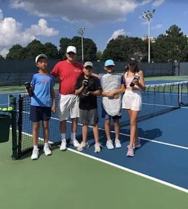 El Campamento de Tenis de Bayview Village Abre la Inscripción para 2026 con Cupo Limitado