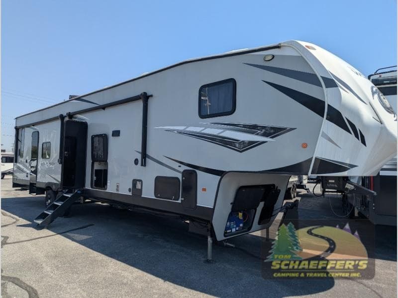 Tom Schaeffer's RV Superstore amplía su inventario con quintas ruedas Keystone Sprinter y campers Wolf