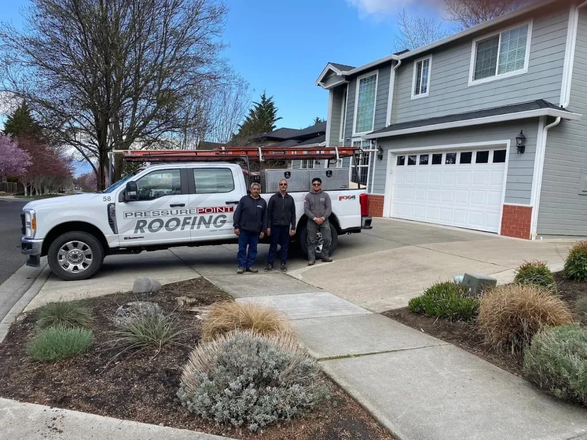 Pressure Point Roofing se asocia con Tiki Island Wear para lanzar sombreros de paja personalizados para equipos de techado