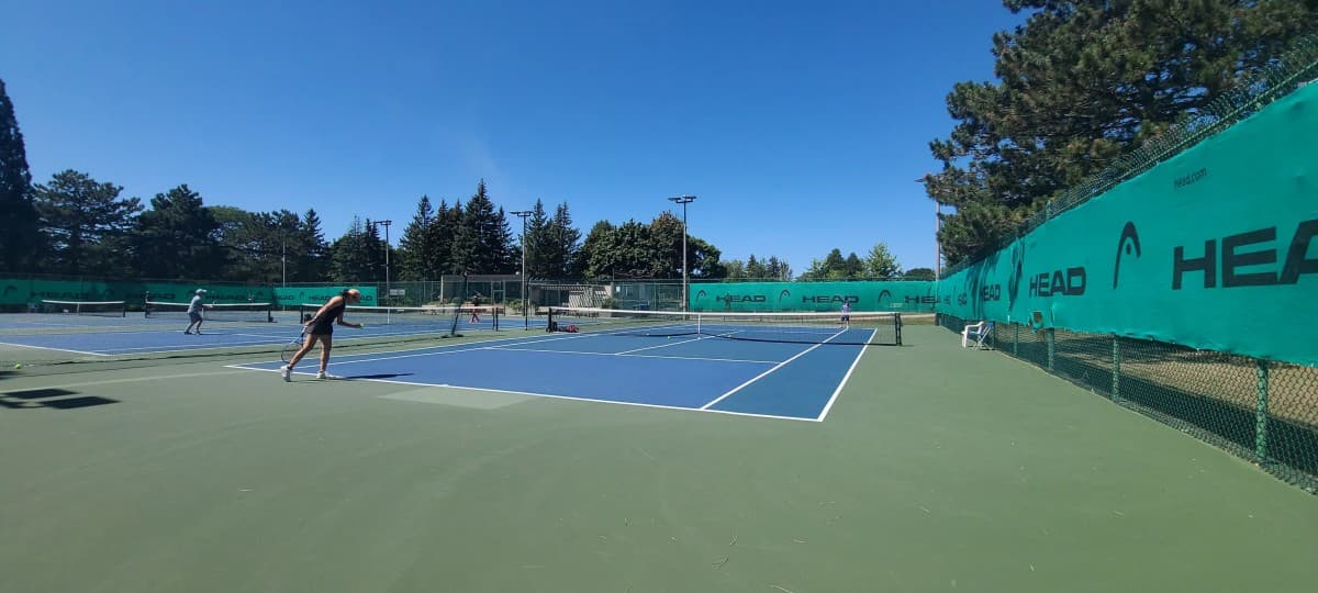 Hillcrest Tennis Camp publica una guía que compara el tenis juvenil especializado con los campamentos diurnos generales