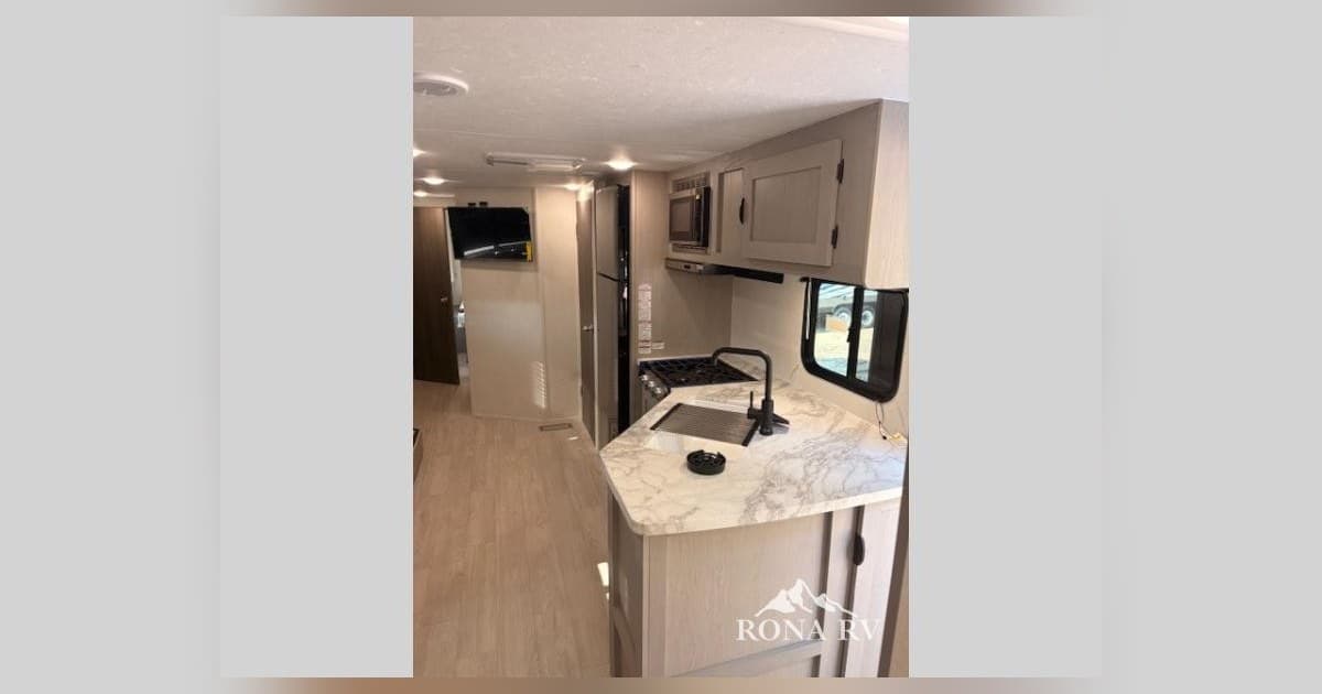 Rona RV destaca el inventario de toy haulers Forest River Work and Play con precios de temporada