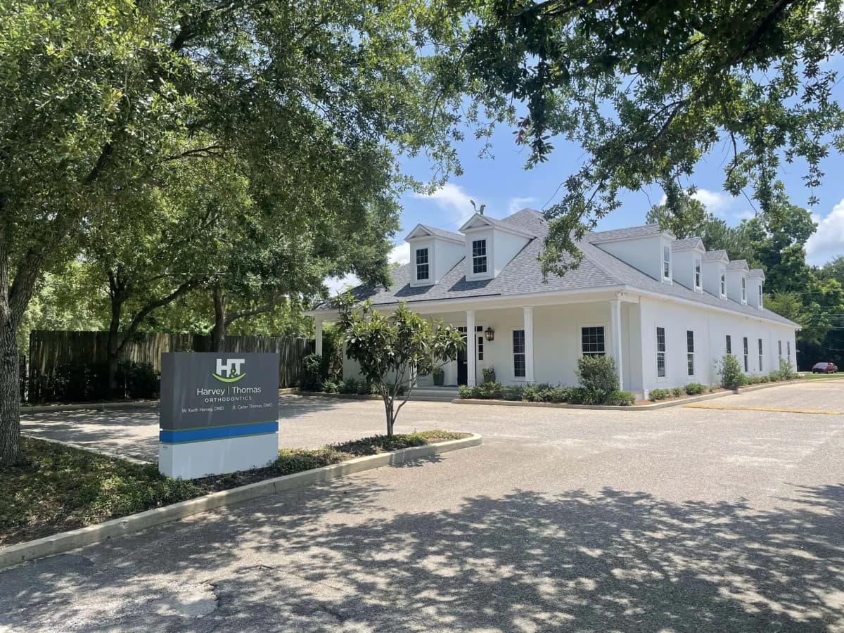 Harvey & Thomas Orthodontics eleva las transformaciones de sonrisas en Fairhope, AL con atención personalizada y opciones avanzadas