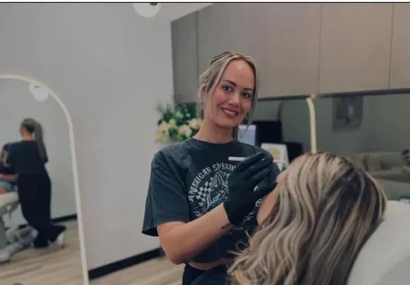 El Modelo Dirigido por Enfermeras Eleva la Seguridad y los Estándares en la Industria de Inyectables Cosméticos de Manly