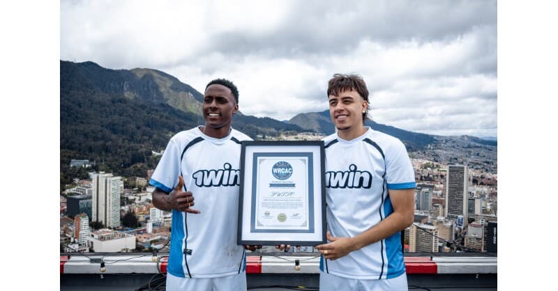 1win y FUTTO establecen récord mundial con el partido de fútbol más alto en un rascacielos de Bogotá