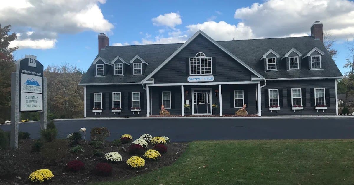 Young's Excavating & Paving completa reparaciones y repavimentación de estacionamiento para Summit Title en Bedford, NH