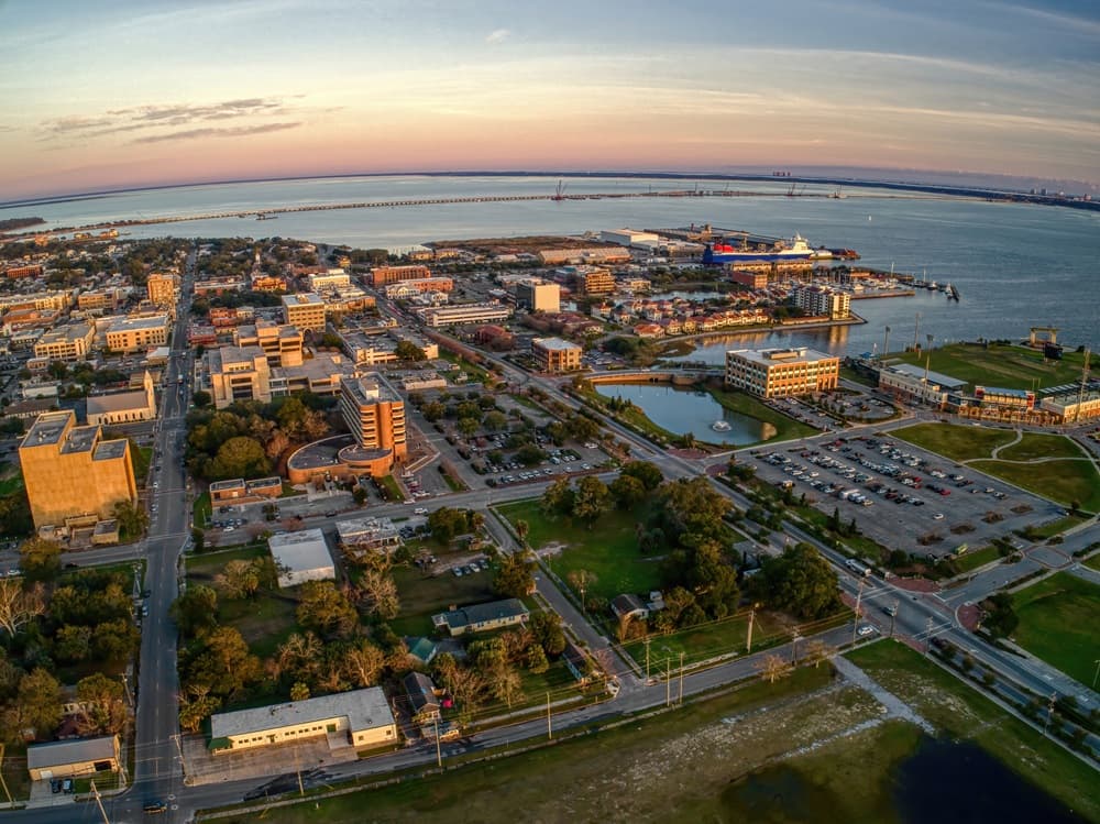 El Renacimiento del Centro de Pensacola: Una Secuencia de Inversión Replicable en Tres Pasos