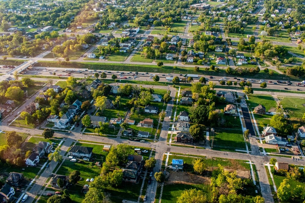 Corredora de Detroit aconseja a vendedores proteger su patrimonio en un mercado acelerado