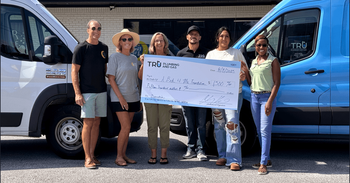 Tru Plumbing and Gas inicia programa benéfico 'Making Waves' con donación de $1,500 a A Bed 4 Me Foundation