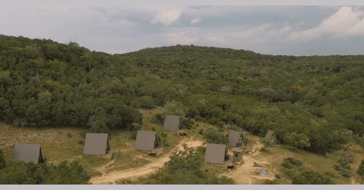 The Charmadillo: Un Destino de Glamping Sostenible que Revitaliza el Hill Country de Texas