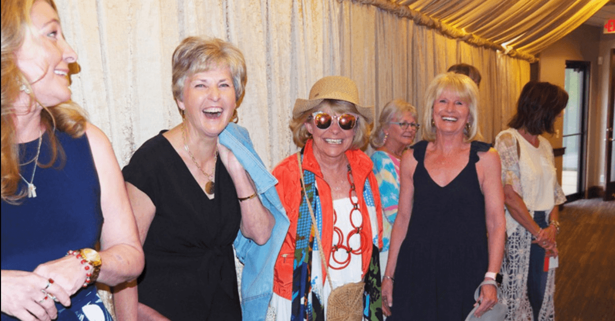 Assistance League of Omaha organiza fiesta previa de la Gala Christmas Caravan para recaudar fondos para iniciativas comunitarias