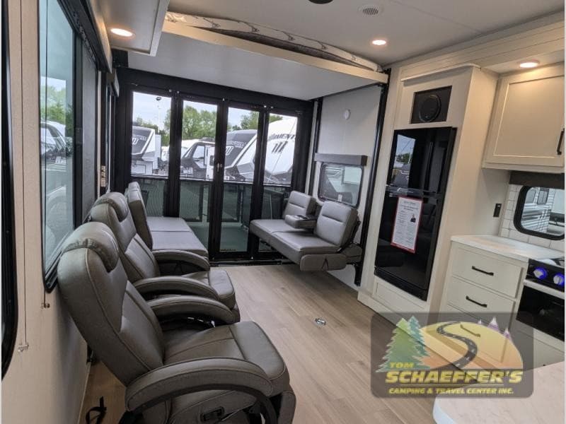 Tom Schaeffer's RV Superstore amplía su inventario en Pensilvania, ofreciendo diversas opciones de vehículos recreativos en un lote de 15 acres