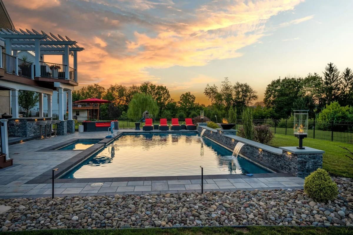 Propietarios en el Centro de Pennsylvania Reservan Proyectos Exteriores con Anticipación para Asegurar Finalización en Verano