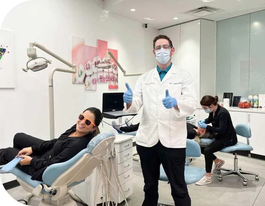 Sakowitz Smiles explica cuándo Invisalign es la opción adecuada para pacientes adolescentes