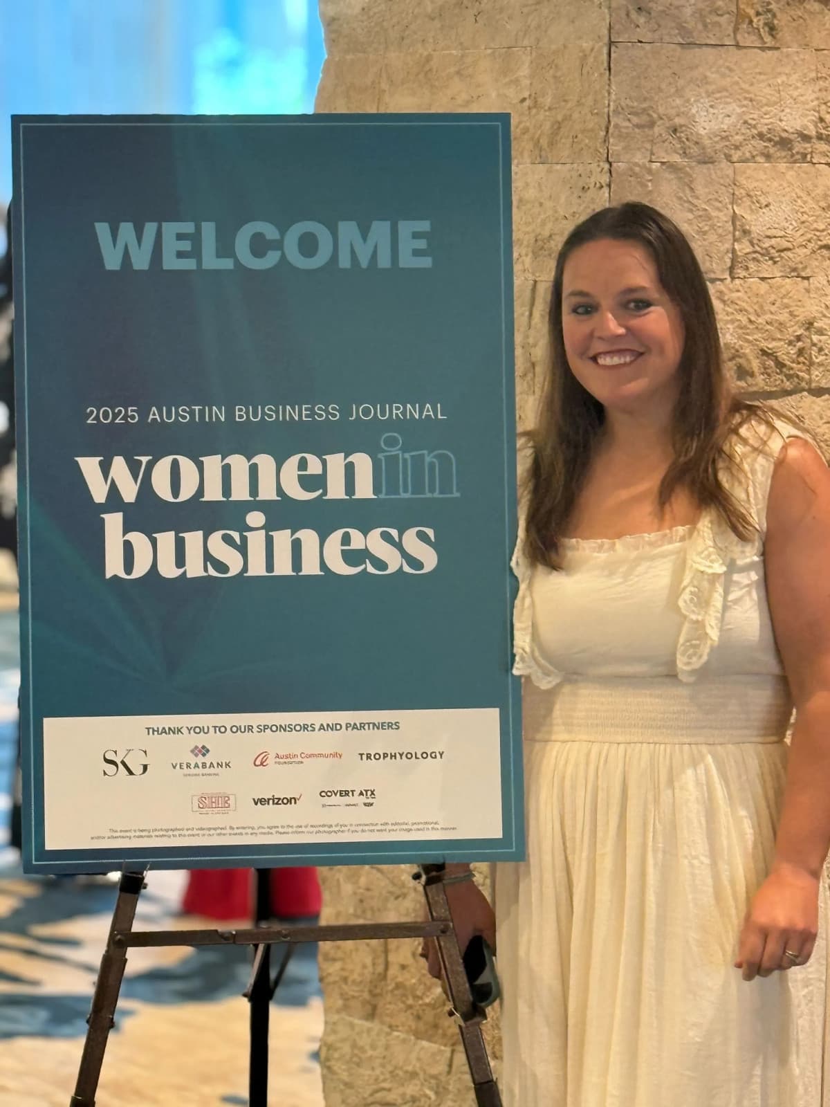 Ashley Stroud de Plumbing Outfitters recibe el Premio Mujeres en los Negocios 2025