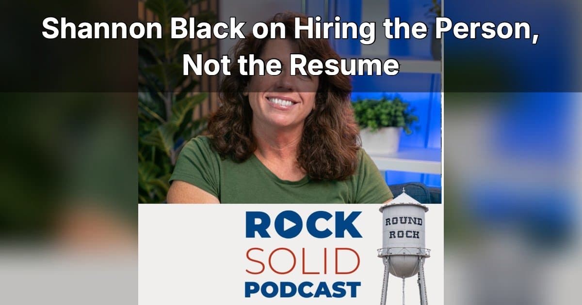 Shannon Black, Presidenta de SCORE Austin, Comparte Estrategias de Contratación para Dueños de Pequeñas Empresas en el Podcast Rock Solid